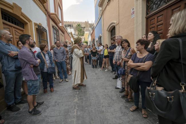 Más de 120 turistas conocen Almería a través de una visita teatralizada