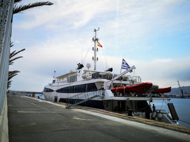 El yate-crucero Harmony V hace su segunda escala en el Puerto de Almería