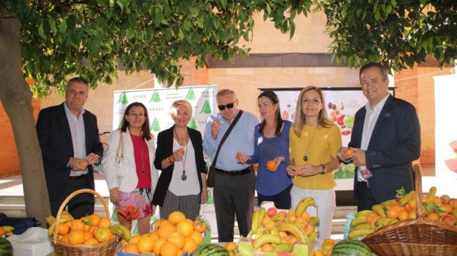 Desayuno de promoción del consumo de fruta entre los profesionales de la Junta