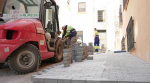 En marcha las obras de adoquinado del callejón Iglesia de Adra