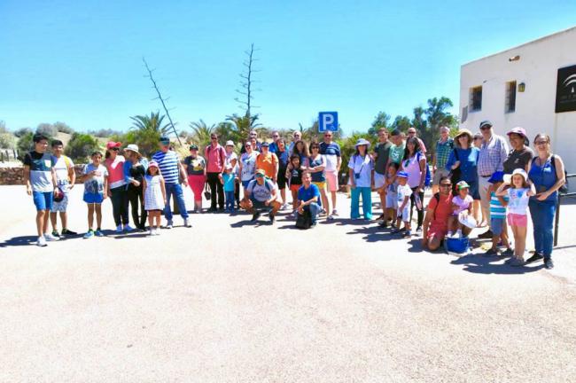 Medio centenar de turistas descubren la belleza de Cabo de Gata