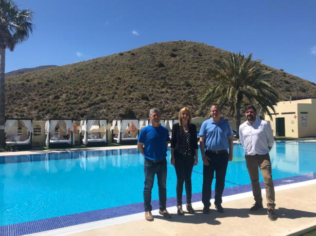 El delegado de Turismo visita el camping Los Escullos