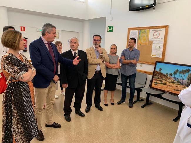 Un paciente británico residente en Tabernas dona una pintura al Centro de Salud