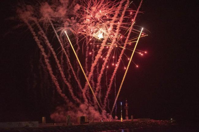 Los fuegos artificiales brillan en las playas de Almería en la Noche de San Juan