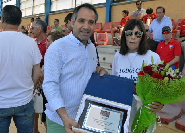 El fútbol almeriense rinde un homenaje póstumo a Paco Andújar