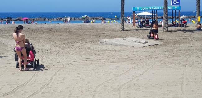 El PSOE lamenta que no estén las pasarelas para personas con discapacidad en la playa