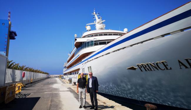 Caicedo visita el yate ‘Prince Abdulaziz’ en el Puerto de Almería