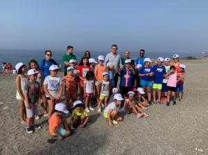 Casi un centenar de menores en una actividad medioambiental en la playa Sirena Loca