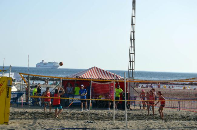 Los Juegos Deportivos Municipales llenan El Palmeral de amantes del voley playa