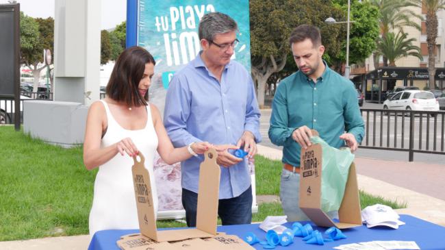 Ayuntamiento de Adra inicia la campaña ‘Tu playa limpia gracias a ti’