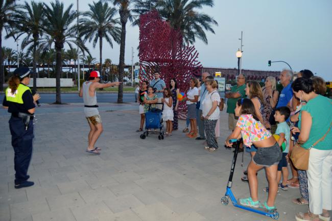 Los turistas se pasean, juegan y bailan en una ciudad donde sí hay playa