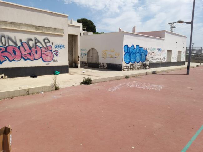 El PSOE denuncia el abandono de las pistas deportivas de El Puche