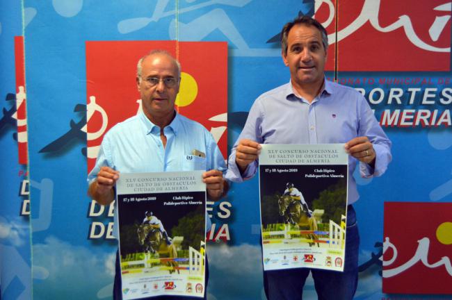 Caballos y jinetes en el Concurso Nacional de Salto durante la Feria