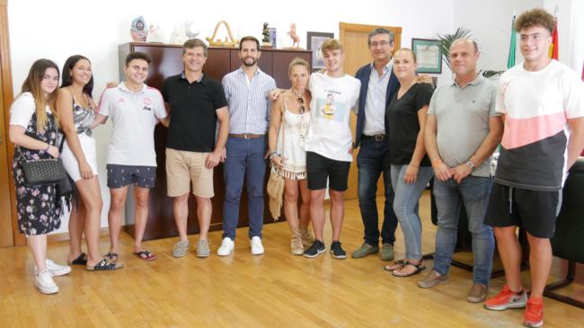 Recepción en el Ayuntamiento de Adra al medalla de plata en el Campeonato de España de Natación