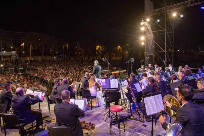 La Banda Municipal llena las Almadrabillas con música de fiesta