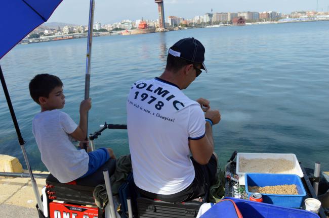 Los niños siguen la tradición de la pesca en #AlmeríaEnFeria