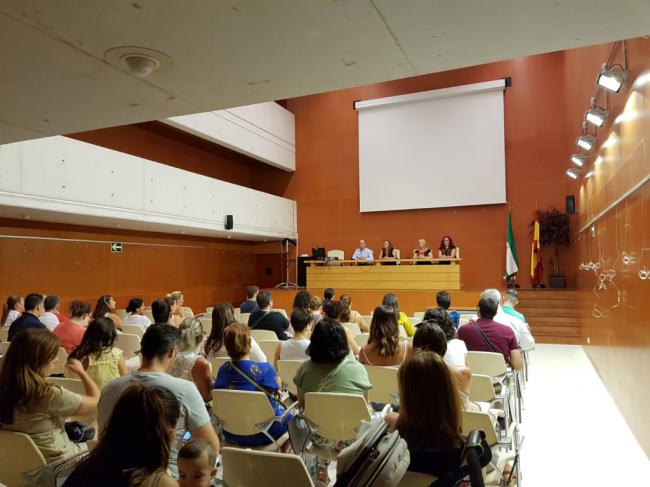 Castillo Mena se reúne con las familias de la Escuela Infantil Mediterráneo