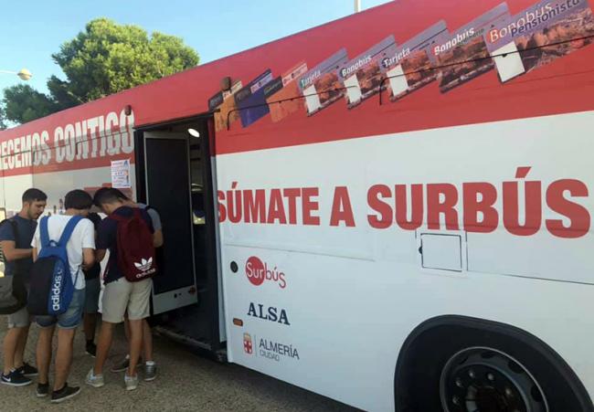 La Semana Europea de la Movilidad arranca 'con los ojos cerrados' y en autobús