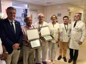 Un enfermo trasplantado entrega una placa de agradecimiento a Cardiología de Torrecárdenas