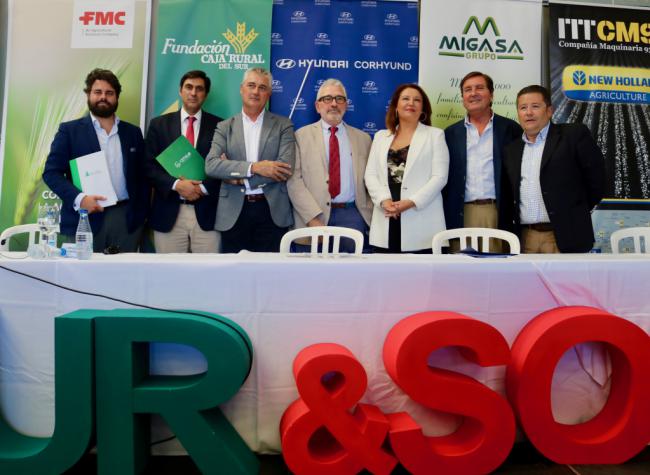 Crespo valora el trabajo del sector primario de Andalucía, donde la agricultura es sostenible y fija la población rural