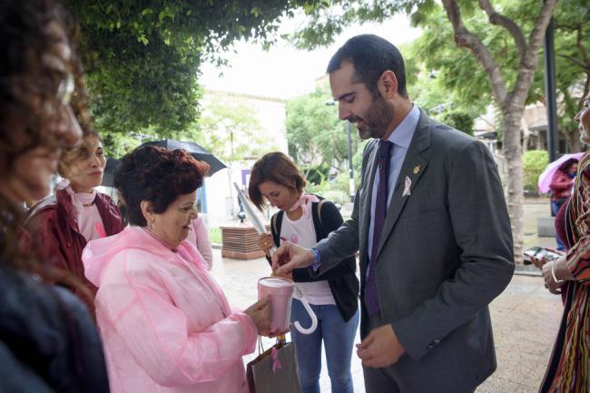 El alcalde se hace eco de las reivindicaciones de las mujeres con cáncer de mama