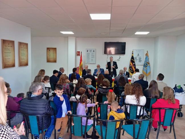 Jóvenes izaron la bandera de España en homenaje a la Legión