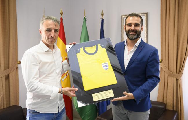 Borbalán regala al Ayuntamiento de Almería la camiseta de su último partido de Champions League