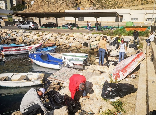 Voluntarios ‘pescan’ botellas, envases y otros residuos en el Fondeadero