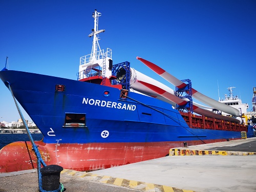 Zarpa del Puerto de Almería el primer buque con palas de aerogeneradores con destino a Alemania