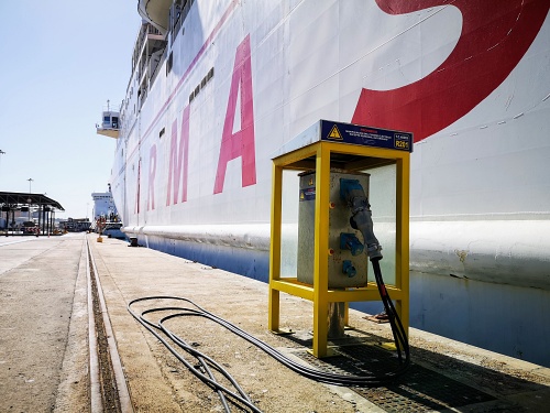 Un ferri se abastece por primera vez de energía eléctrica en el Puerto de Almería