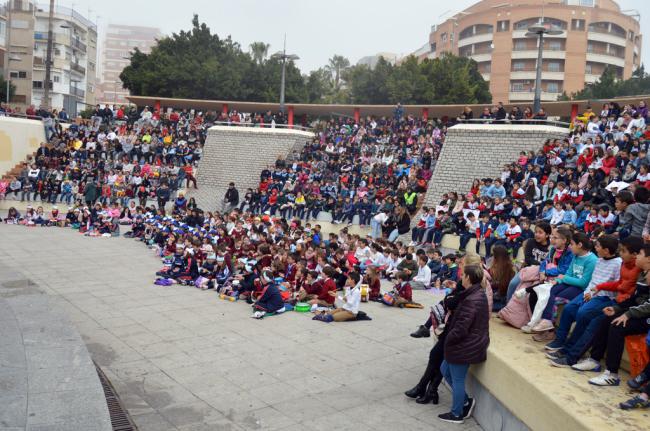 800 escolares tocan los 'Tambores por la paz' en la Rambla