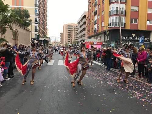 La alegría del Carnaval sale a las calles de Almería