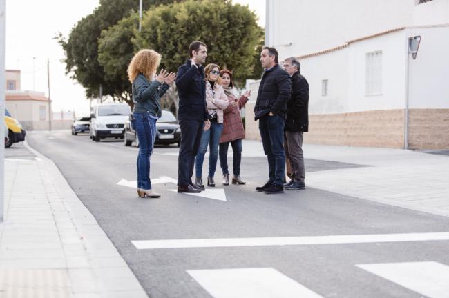 El alcalde visita Costacabana tras las mejoras en sus calles