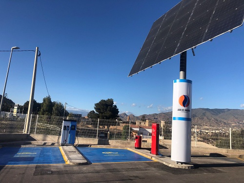 Cargar el coche en energía solar es posible en Huércal de Almería