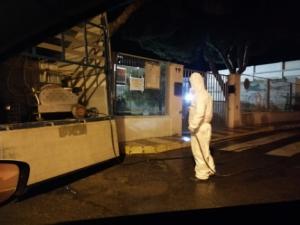 Fumigación masiva en Adra de la mano de agricultores voluntarios