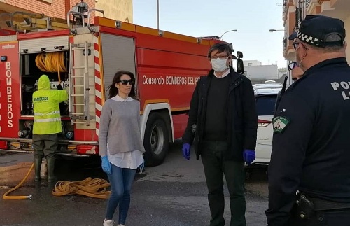 Bomberos del Poniente y Ayuntamiento de Adra juntos en la desinfección