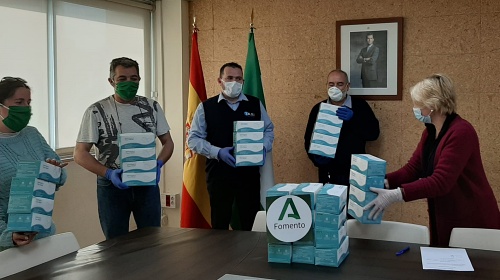 La Junta reparte 8.200 mascarillas en Almería a taxistas, VTC y transporte por carretera