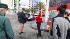 El Ayuntamiento de Adra reparte 4.000 mascarillas en el transporte público