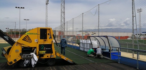 Renovación del césped del Complejo Deportivo de La Cañada