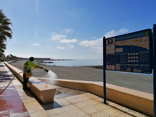 Bomberos del Poniente colabora con el Ayuntamiento de Adra en la desinfección