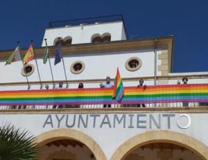 El Ayuntamiento de Huércal de Almería promueve la tolerancia en el Día del Orgullo LGBT