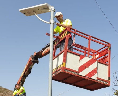 Adra instala una treintena de luminarias solares LED