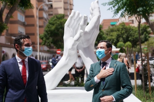 Almería instala la primera de las 8 esculturas hermanas de homenaje a los sanitarios por el #COVID19