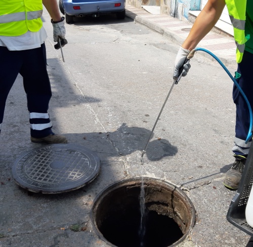 Avanza el plan de desinsectación y desinfección de la red de alcantarillado de Adra