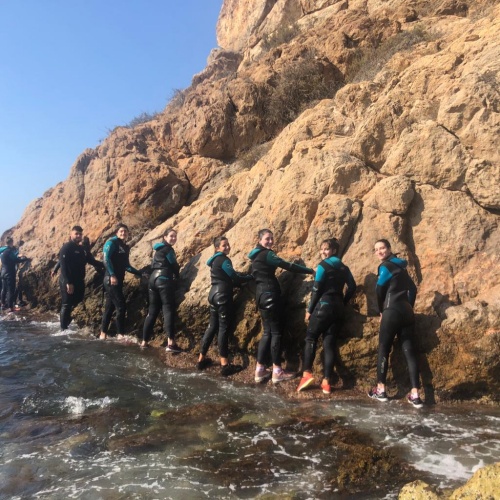 20 jóvenes abderitanos participan en una jornada de coasteering