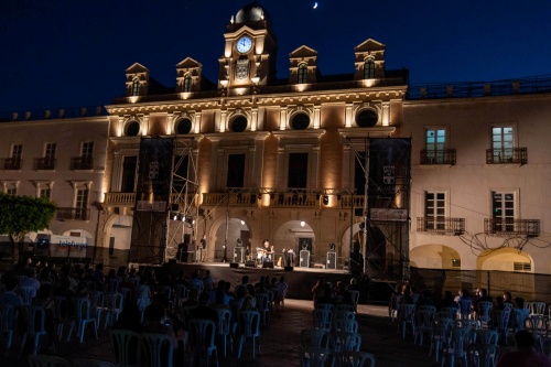 ‘Revólver’ llena de grandes himnos del rock la Plaza Vieja