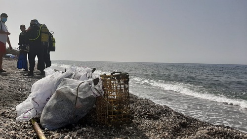 Adra retira residuos plásticos en una nueva limpieza de fondos marinos