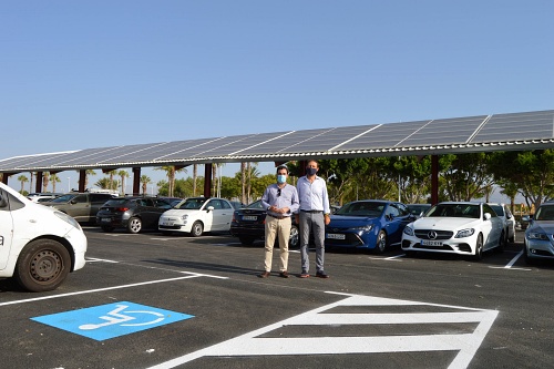 Paneles solares en los aparcamientos de Alborán Golf