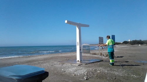 Desinfección de elementos de playa en El Ejido