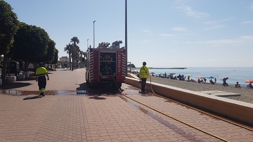 Bomberos y Ayuntamiento refuerzan la desinfección en Adra